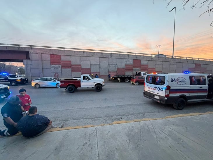 Camioneta termina incrustada en puente tras maniobra evasiva en la Obrera Sur