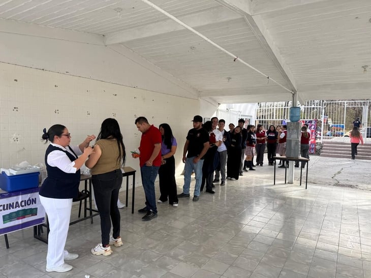Normalistas son vacunados contra el sarampión 