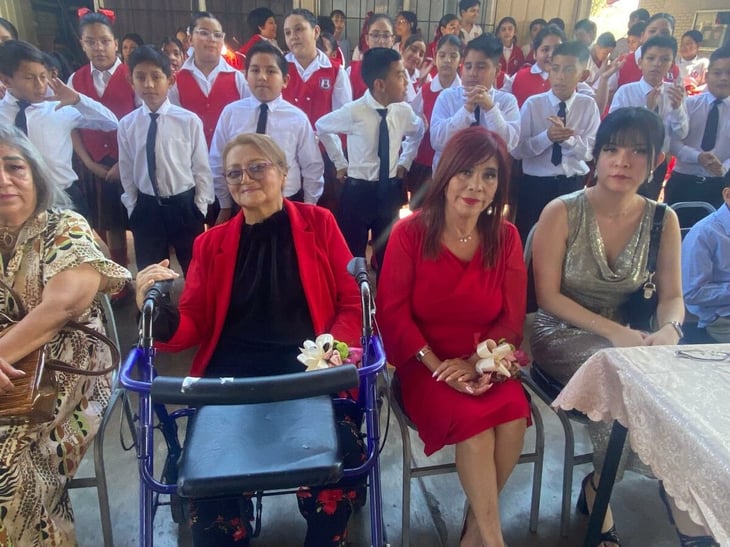 Maestra Lupita cierra ciclo en la docencia entre flores y mariachis