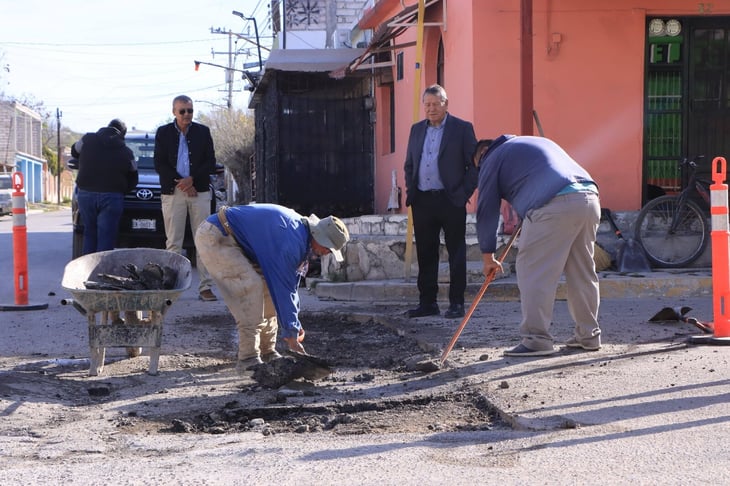 El alcalde Óscar Ríos supervisa la rehabilitación de calles en Nueva Rosita, acciones que mejoran movilidad, seguridad y calidad de vida de los habitantes