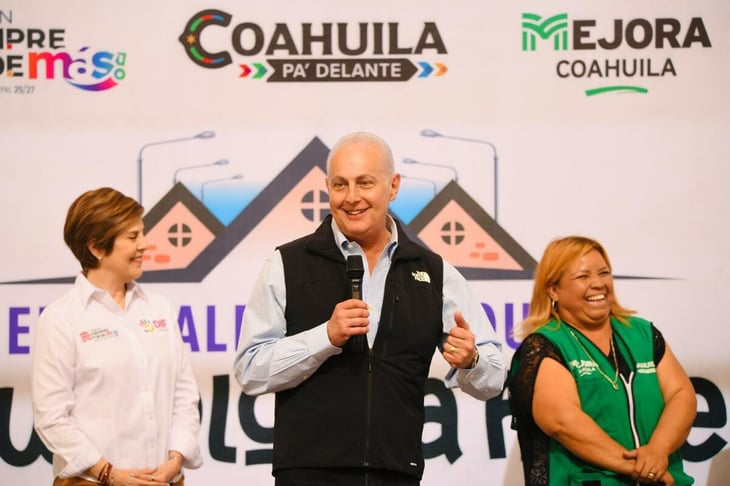 Román Alberto Cepeda entrega techumbre en la colonia Braulio Fernández Aguirre