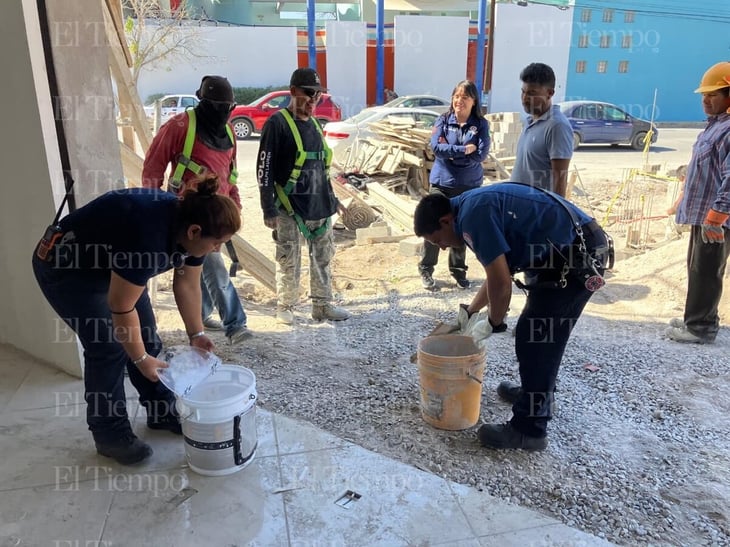 Lo encontraron en plena circulación.  Un grupo de albañiles que construyen una farmacia en la colonia Jardines del Valle, en Monclova, protagonizó un acto