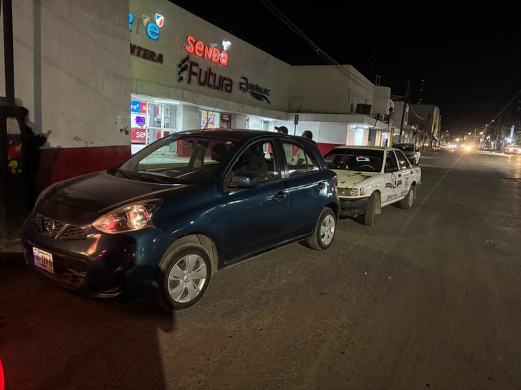 Choque por maniobra en reversa frente a la Central de Autobuses de Monclova 