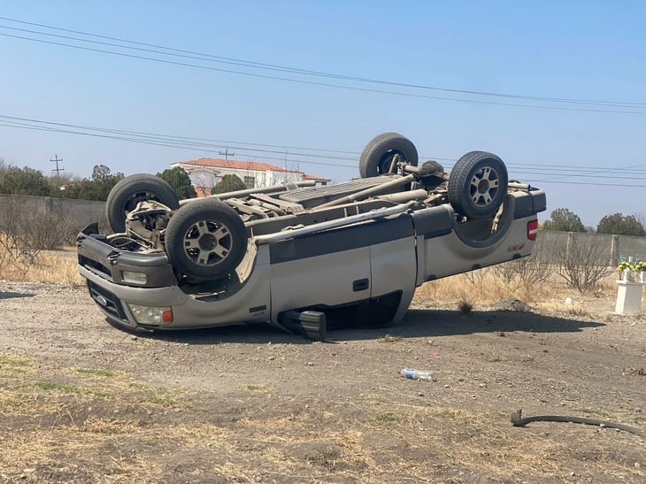 El 911 recibió el reporte de una volcadura en San Juan de Sabinas, Coahuila; el conductor de una Ford F-150 gris salió ileso, provocando únicamente daños