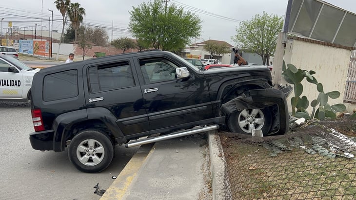 Falla mecánica provoca choque frente a plantel universitario