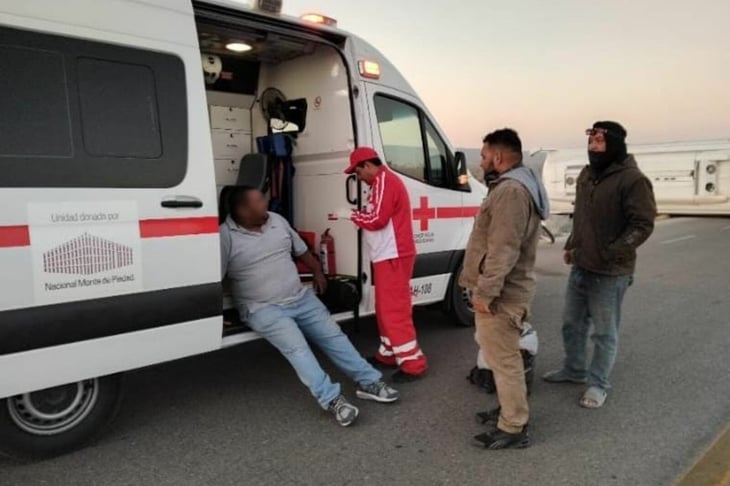 Camión de la línea Anáhuac vuelca en la federal 30; chofer y auxiliar abandonan a pasajeros