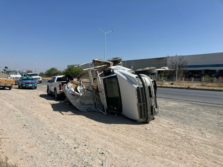 Camión cargado con madera termina volcado en Frontera; hay un lesionado