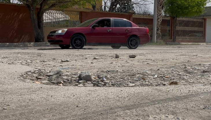 Habitantes de la colonia El Consuelo denunciaron el deterioro de las calles Madero y Alfonso Reyes, donde aseguran que han esperado más de un año por trabajos