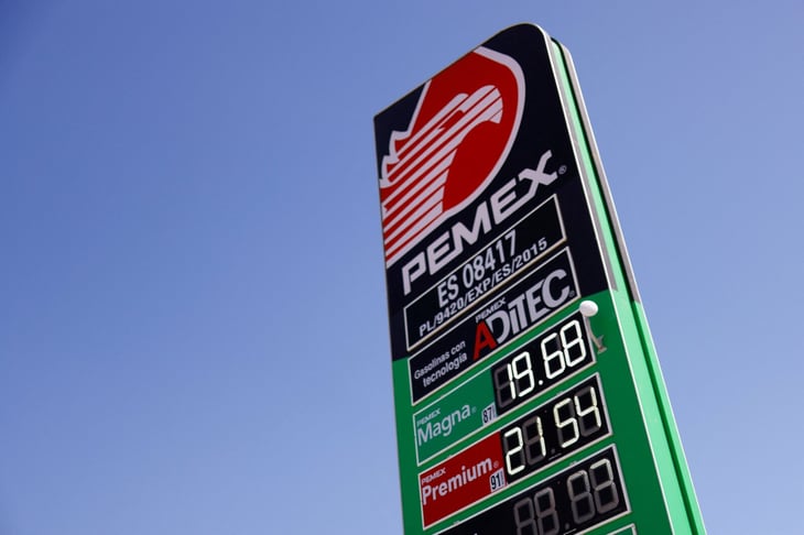 Precio de gasolina se mantiene en 24 pesos pese al alza del petróleo