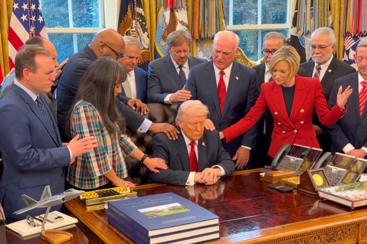 Pastores y líderes religiosos oran por Donald Trump en la Casa Blanca