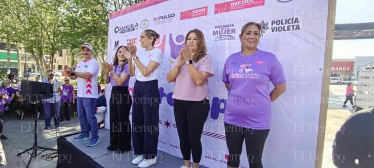 Bailoterapia reúne a mujeres en la Plaza Principal de Monclova por el 8M