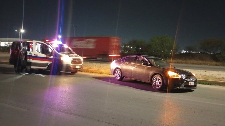 Mujer pierde el control y sube al camellón en el Libramiento Carlos Salinas de Gortari