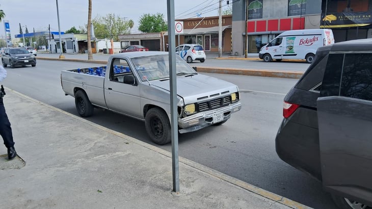 Repartidor de agua choca camioneta familiar en el bulevar Ejército Mexicano