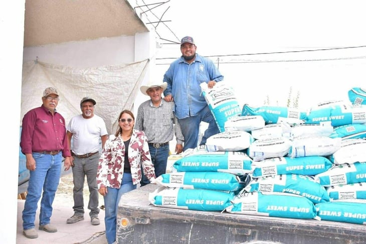 Productores de ejidos de Nava reciben semilla para fortalecer actividad agropecuaria