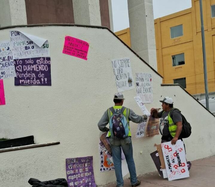 Cuadrilla realiza limpieza en la plaza principal de Monclova tras manifestación del 8M