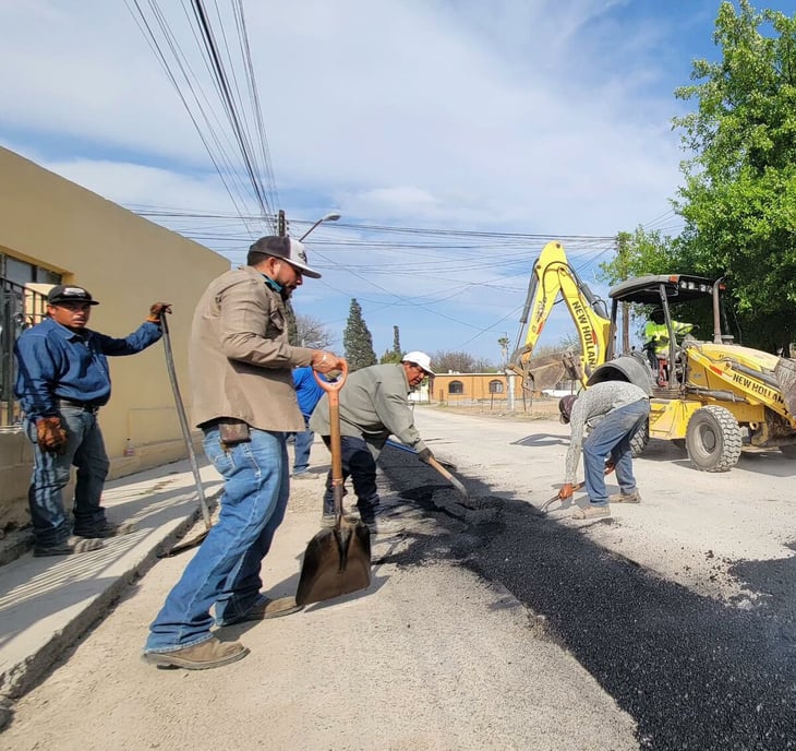 Autoridades municipales y SIMARC realizan trabajos de bacheo en la calle Colegio Militar de Múzquiz tras concluir la instalación de tubería de agua potable.