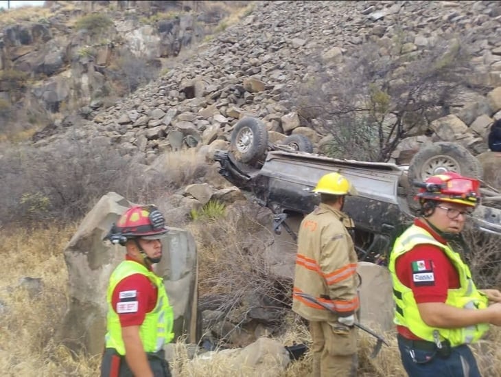 Camioneta se precipita a barranco de 80 metros; una mujer muere y dos personas resultan heridas