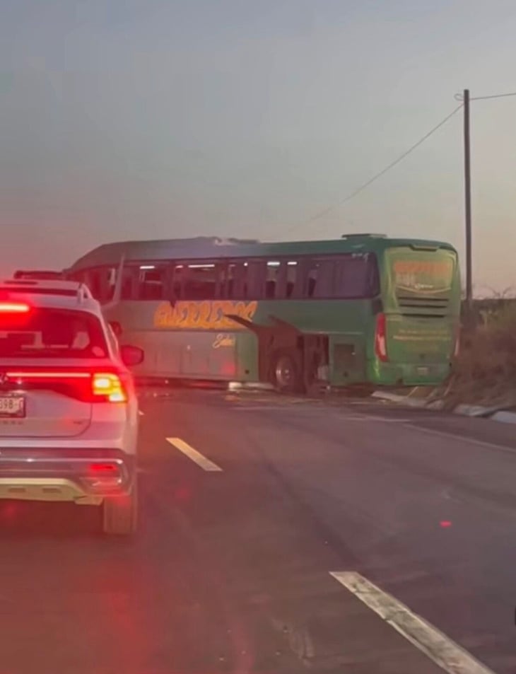 Un trágico accidente de autobús en la carretera federal 57 dejó como saldo un menor de 13 años fallecido y varios pasajeros lesionados, luego de que la unidad