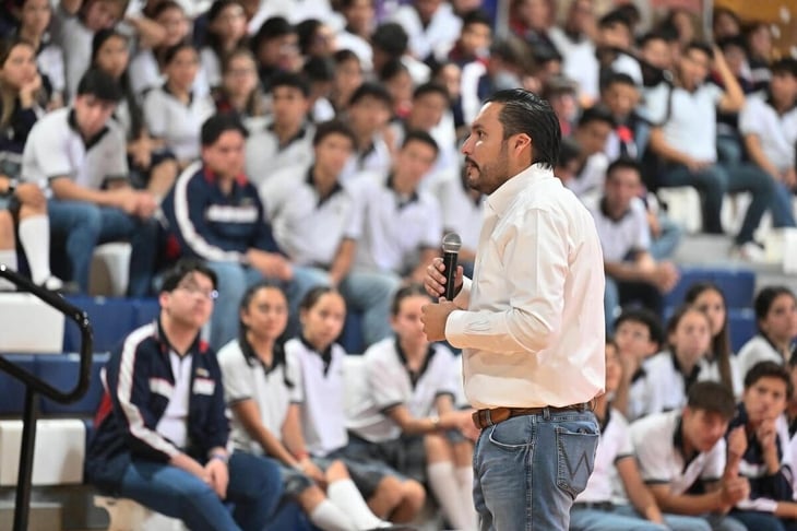 Carlos Villarreal impulsa valores de trabajo en equipo y presenta equipamiento de seguridad ante estudiantes
