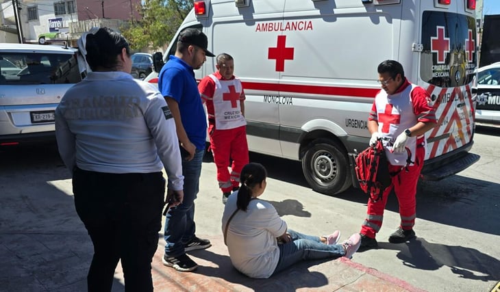 Arrollan a mujer y termina con posible fractura en el Centro de Monclova