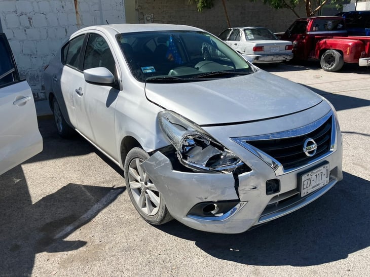 Dama ignora alto y provoca choque en transitado cruce del Centro de Monclova