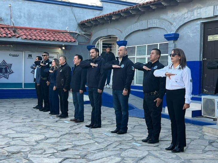 Existen áreas de oportunidad que se corrigen con comunicación y equipo.  El presidente municipal Carlos Villarreal Pérez encabezó un pase de lista