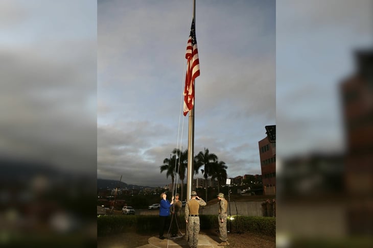  Estados Unidos iza bandera en embajada en Venezuela tras 7 años de tensión