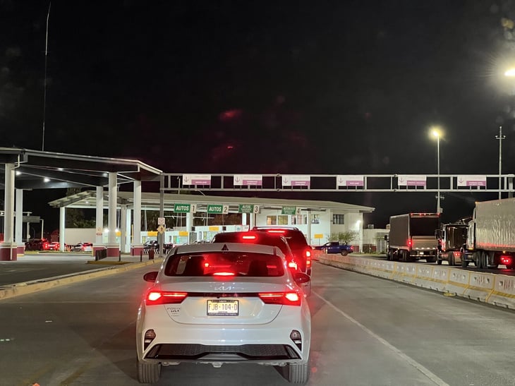 Fin de semana largo provoca largas filas en cruces internacionales por puente y bajo dólar
