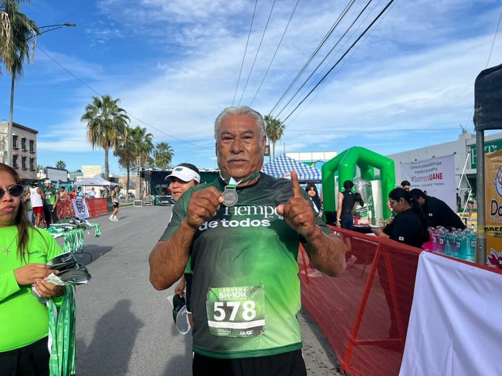 Elías Medrano, de 62 años, cruza la meta en la Carrera de El Tiempo Monclova