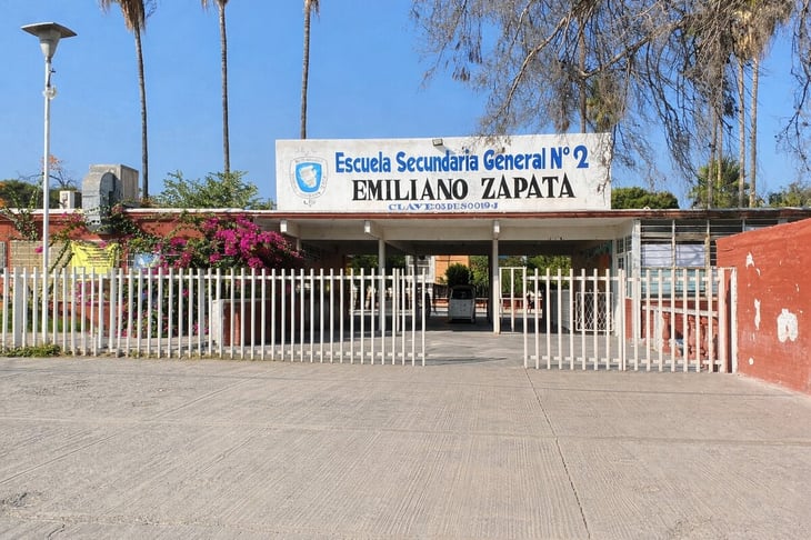 Docente es separada de grupo tras video donde les avienta sus cuadernos