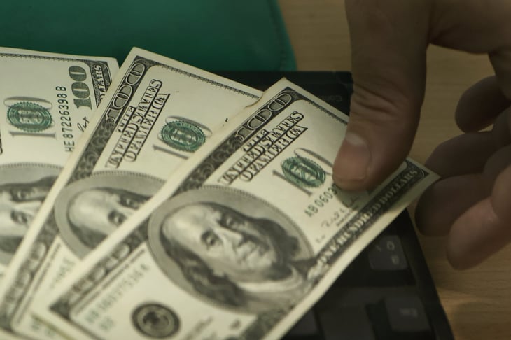 Tipo de cambio sube a 17.84 por dólar este jueves