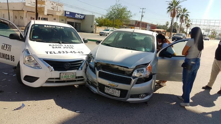Tres lesionados tras fuerte choque entre taxi y vehículo particular en Monclova