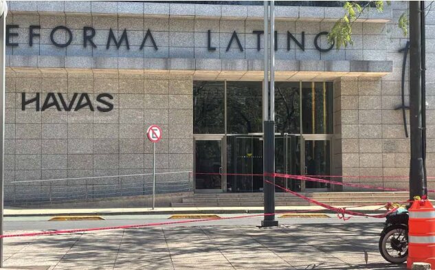 Mujer cae de edificio en Reforma; testigos escucharon discusión
