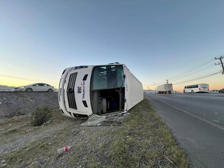 Camión de DM Control vuelca en Ramos Arizpe; 19 personas resultan lesionadas