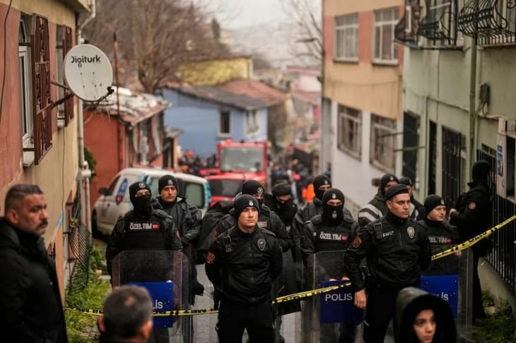Dos edificios colapsan en Estambul tras explosión de gas natural