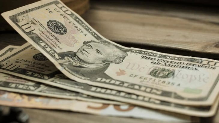 Peso mexicano cae 0.41% ante fortalecimiento global del dólar