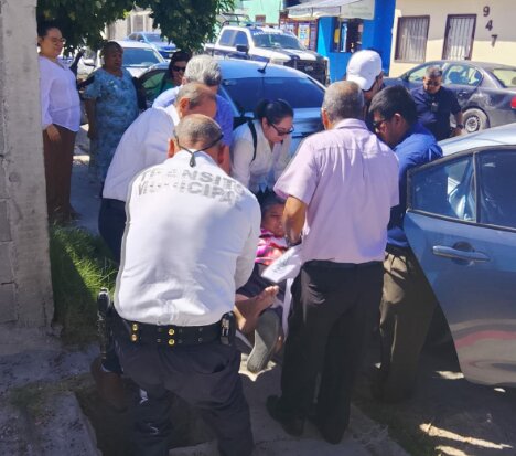 Cae mujer en registro dañado y termina con fractura en Monclova