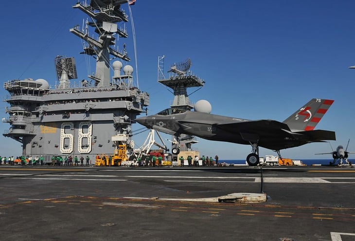 Delegación mexicana visita portaaviones USS Nimitz de la Marina de EU