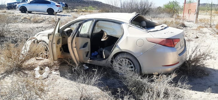 Vuelca familia fronterense en carretera Cuatro Ciénegas-Ocampo; todos resultan lesionados