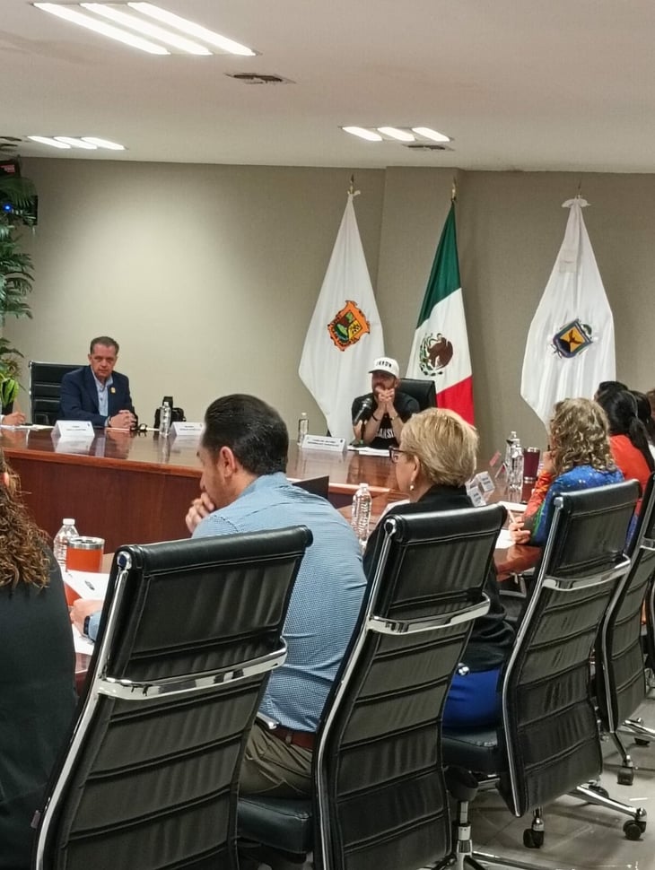 Cuestionan vestimenta del alcalde durante sesión de Cabildo en Piedras Negras