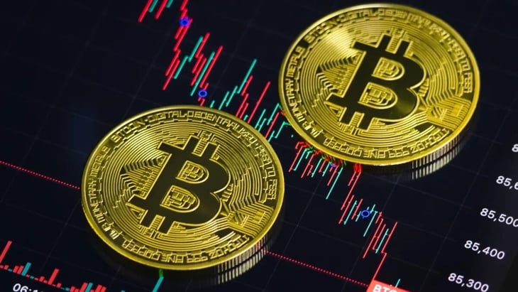 Criptomonedas registran caída mientras operadores retiran fondos