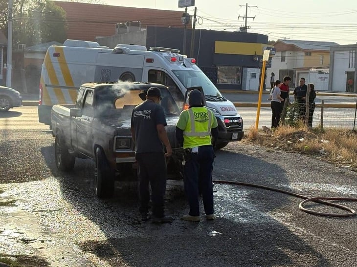 Pickup queda calcinada tras incendio en Lomas del Norte