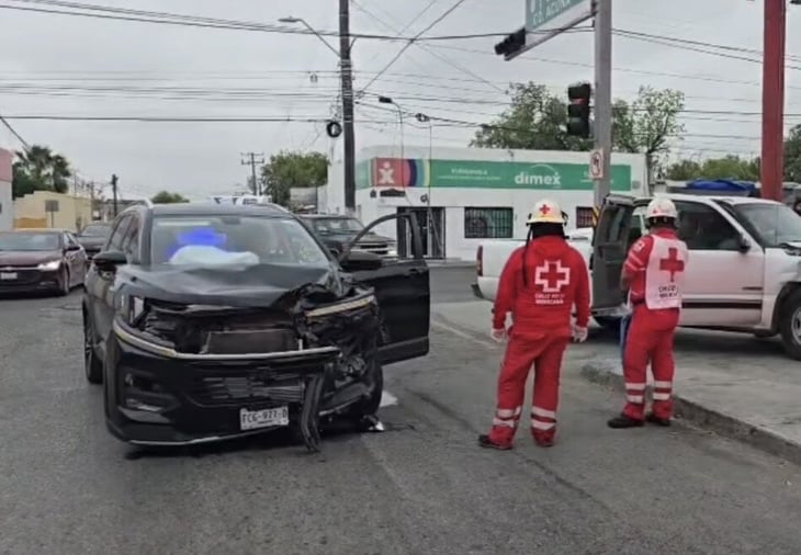 Choque entre dos camionetas deja solo daños materiales en Alejo González