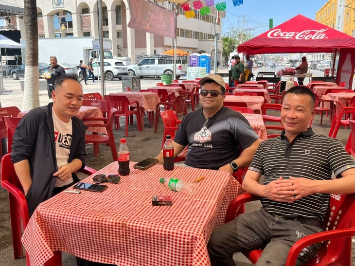 Zou y Ye destacan gastronomía y ambiente musical durante su visita dominical.  Los visitantes originarios de China, Zou y Ye, acudieron al festejo