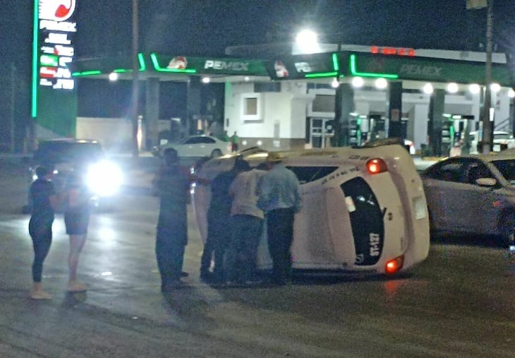 Taxi termina volcado tras perder el control en bulevar de Piedras Negras