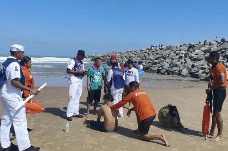 Rescatan a dos personas tras ser arrastradas por el mar en Matamoros, Tamaulipas
