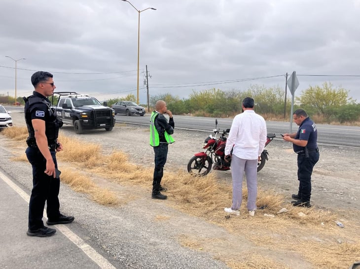 Cobrador de Banco Azteca sufre aparatosa caída en la carretera 30