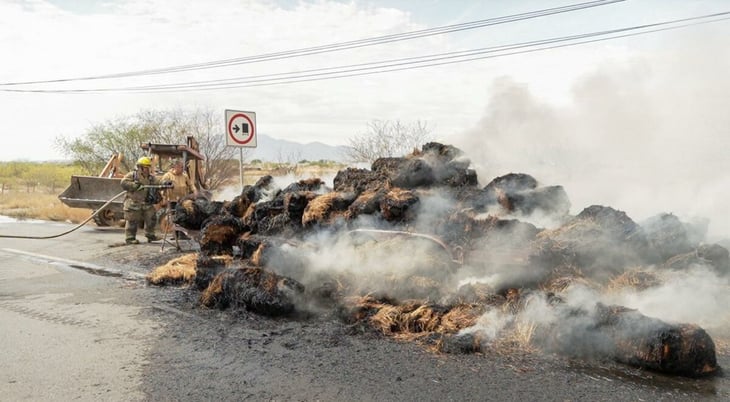 Las pacas ardieron a bordo de una traila en la carretera 30, situación que fue controlada en minutos por Protección Civil y Bomberos de Frontera