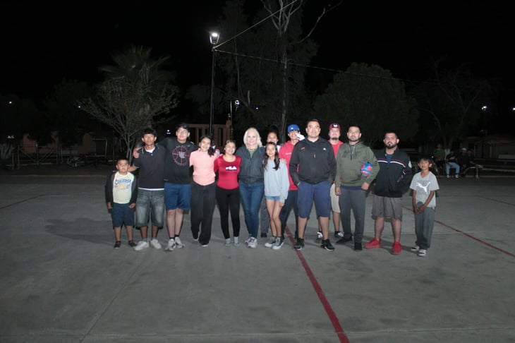 La alcaldesa de Múzquiz recorrió Villa Las Esperanzas, atendiendo demandas ciudadanas y entregando la rehabilitación de un puente clave para la movilidad