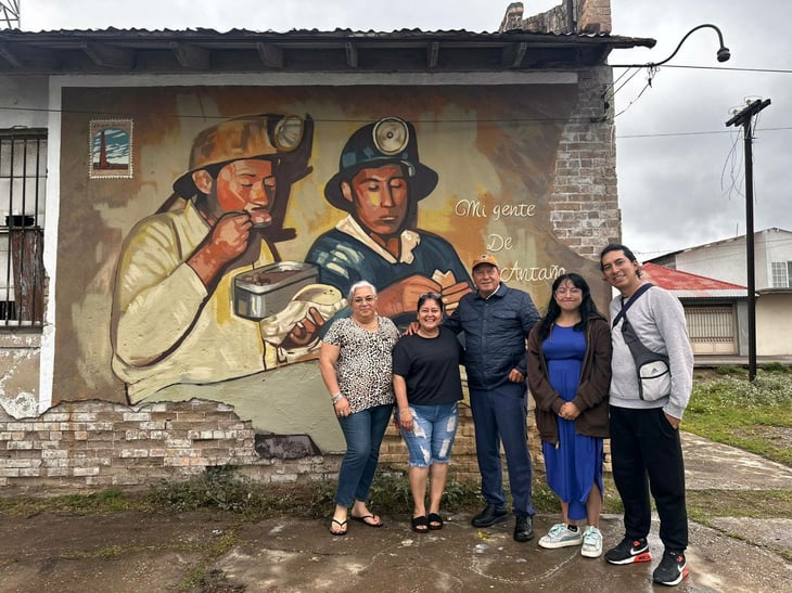 El alcalde Óscar Ríos visitó un mural en Nueva Rosita que honra las raíces mineras, destacando su impacto cultural, identidad comunitaria y rescate histórico